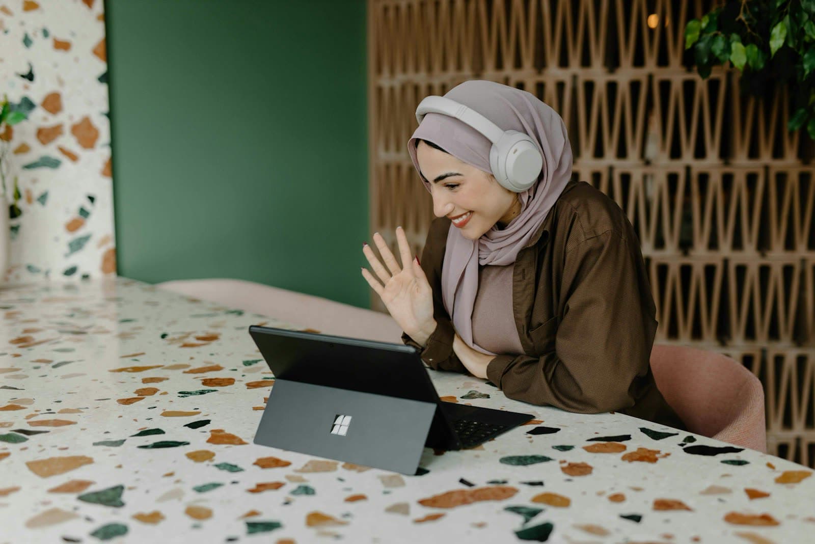 طالبة تلوّح لزملائها في محاضرة أونلاين